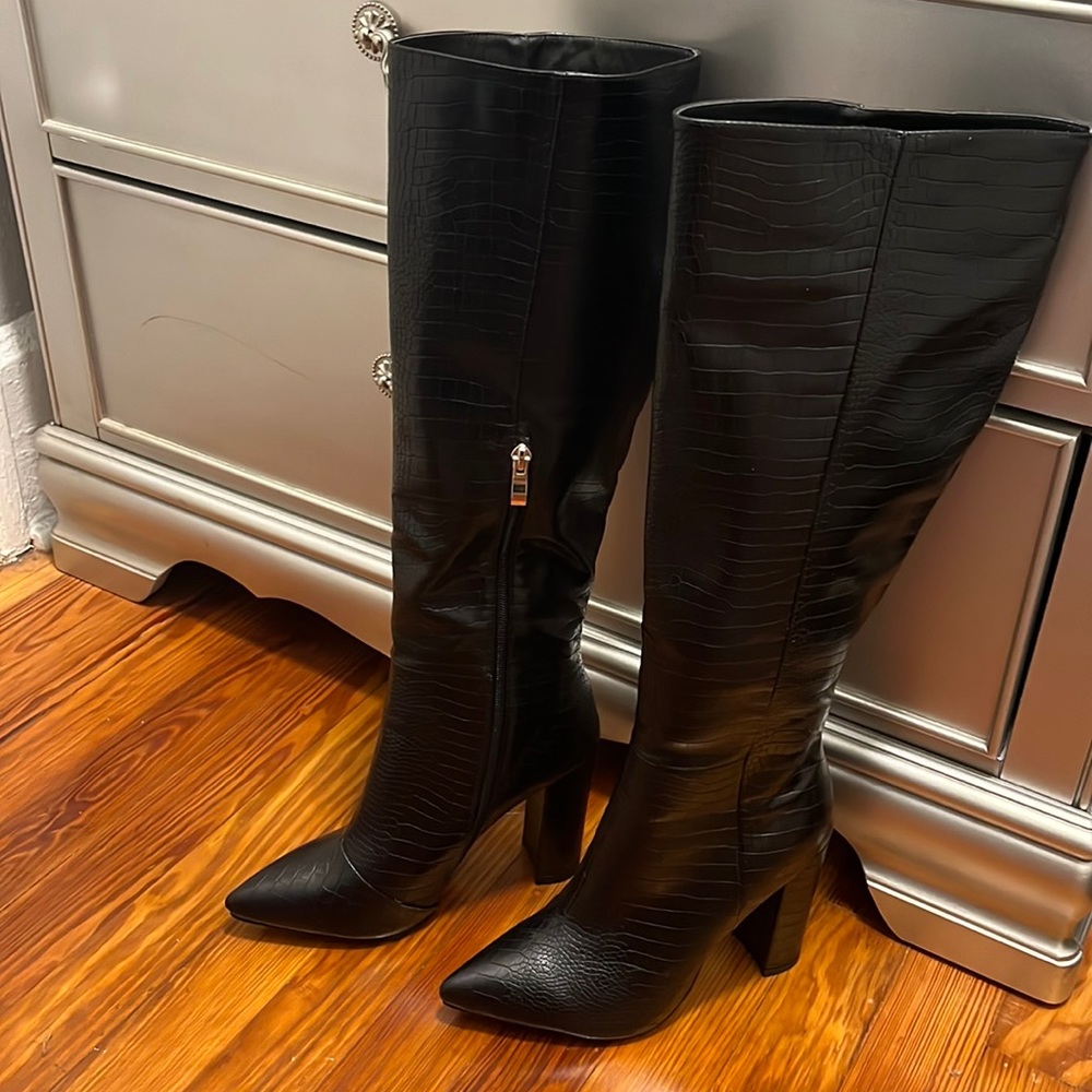 Sexy black faux snake skin Billini knee boots, size 8